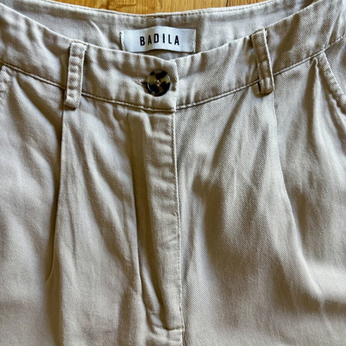 Badila beige knee-high shorts XS