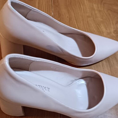 Beige pumps size 40 like new with minor defect