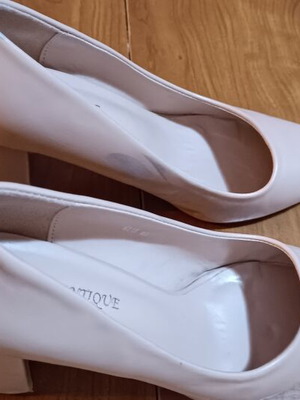 Beige pumps size 40 like new with minor defect