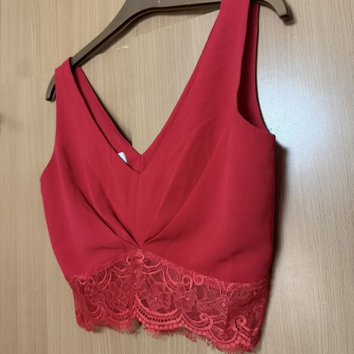 Lynne crop top like new, red, lace trim, size M