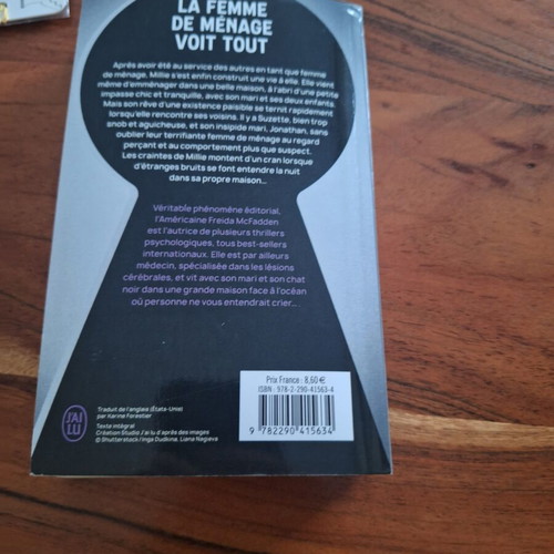 La Femme de Ménage Voit Tout book by Freida McFadden with Greek bookmark gift