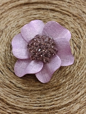 Pink flower-shaped brooch like new