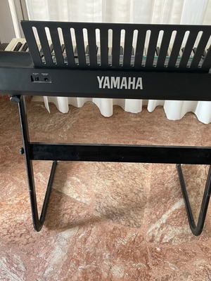 Yamaha PSR-150 αρμόνιο σε άριστη κατάσταση με βάση