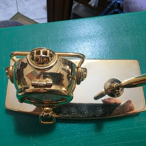 Quartz desk clock set with pen holder