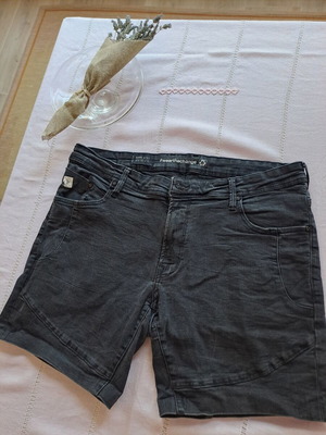 C A Men's Shorts like new, gray, size XL