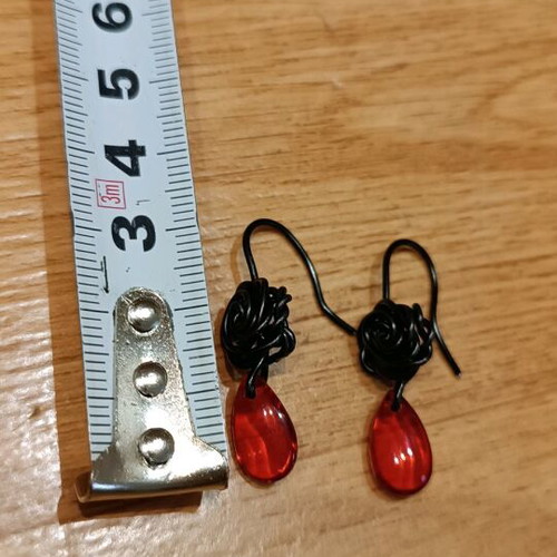 Rose earrings made of black aluminum wire with red drop new