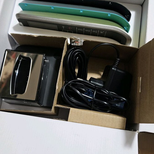 Motorola phone like new with mirror base and three covers