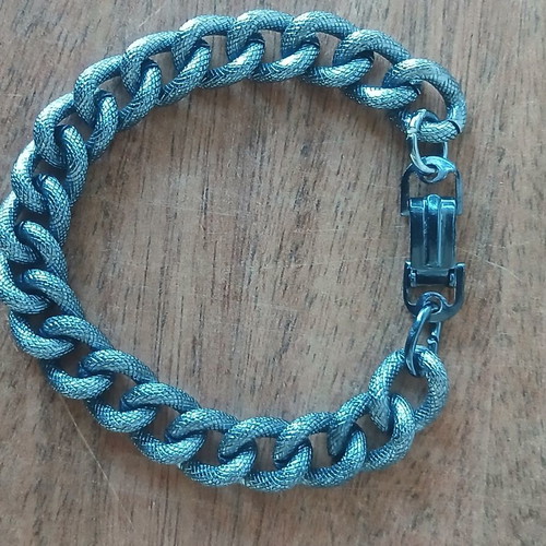 Chain bracelet with safety clasp