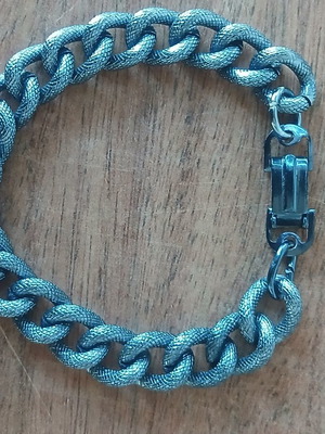 Chain bracelet with safety clasp