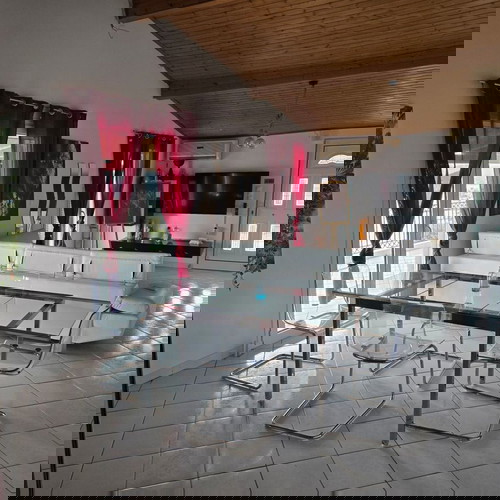 Επιπλωμένο διαμέρισμα 2ου ορόφου σε μονοκατοικία 100τμ στην Αρτέμιδα με θέα θάλασσα