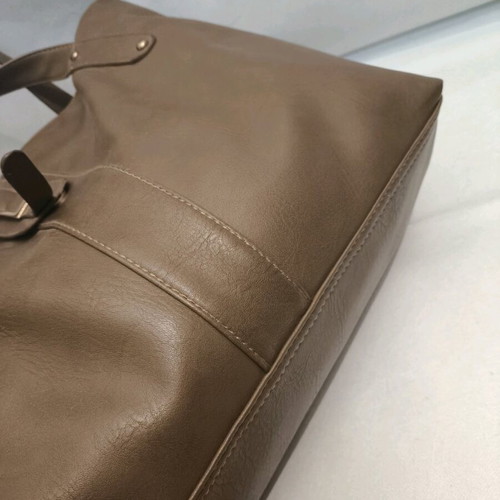 Brown large leather shoulder bag like new with zipper and gold details