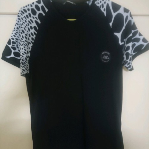 No shame short-sleeve shirt like new, black and white sleeve design size L