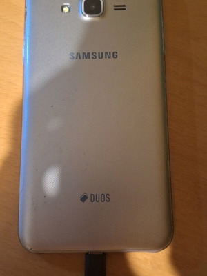 Samsung Galaxy J7 Core μεταχειρισμένο με φθορές, μαζί με καλώδιο φόρτισης