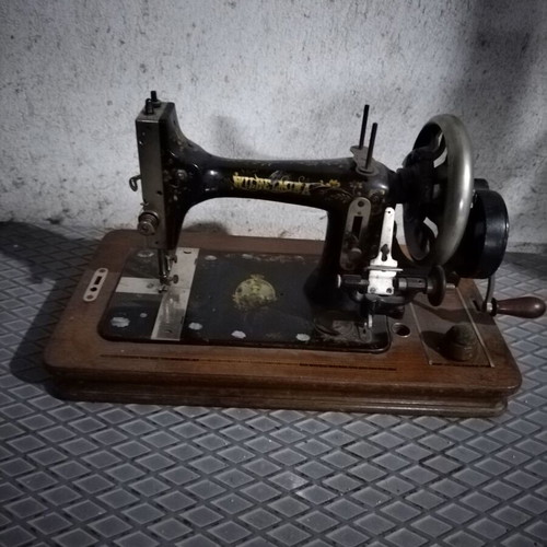 Antique sewing machines used, set of 3, decorative