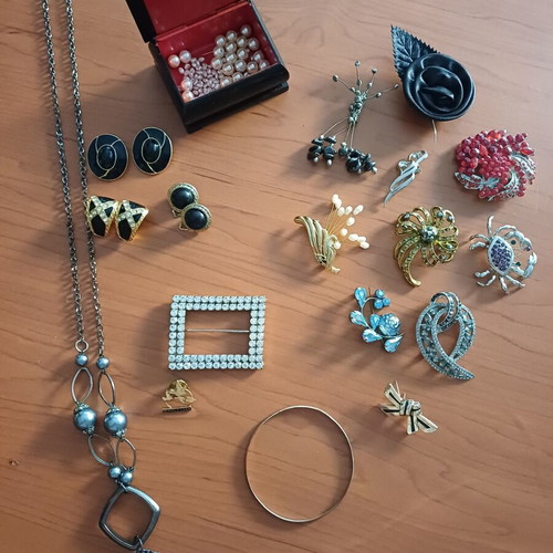 Vintage jewelry set with metal chest, like new