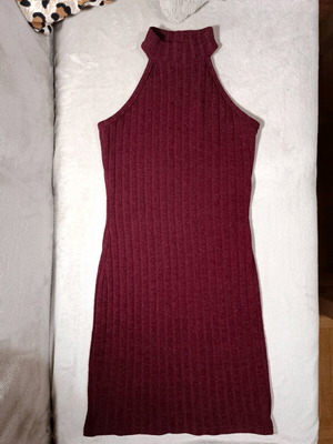 Βουργουνδί εφαρμοστό φόρεμα