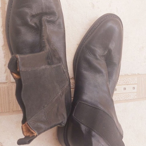 Men's boots used black size 40 leather with elastic sides