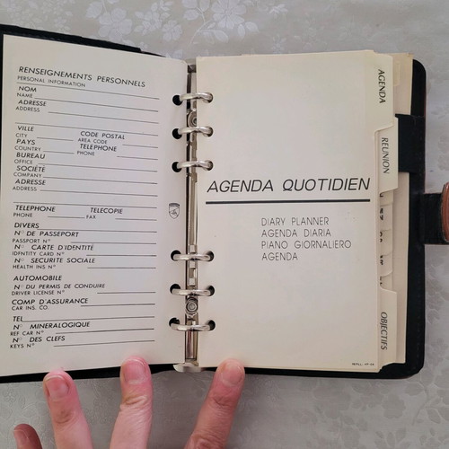 Agenda new in excellent condition with card slots and notepad