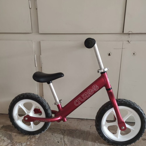 Cruzee Balance Bike like new with adjustable seat and handlebar