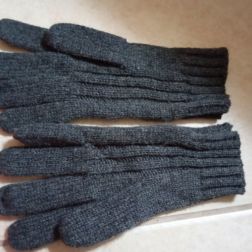 Women's gloves like new, gray, size 9, warm with decorative design