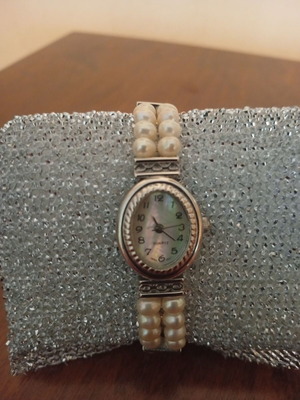 Avon vintage 1980 women's Quartz watch like new, white silver