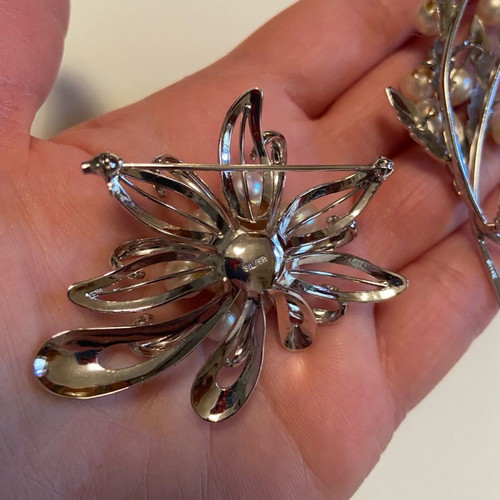 Vintage silver brooch with white pearls used