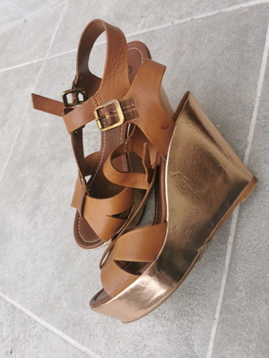 Brown metallic wedge sandals with straps