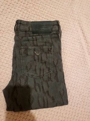 Armani Jeans γυναικείο τζιν με ιδιαίτερο τύπωμα σε ίσια γραμμή σαν καινούργιο