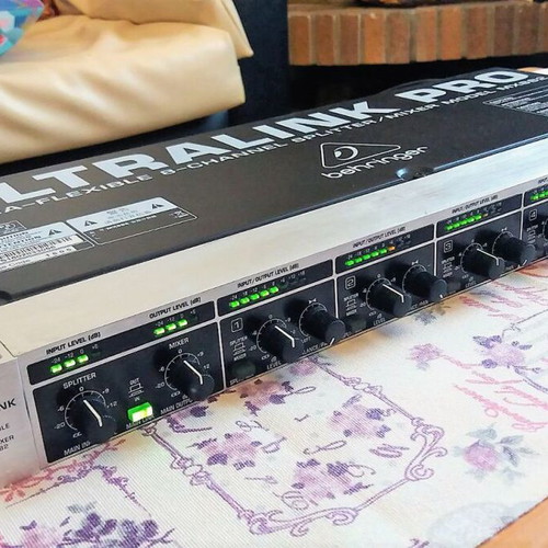 Behringer Ultra Link Pro MX 882 like new with 4 stereo amplifiers