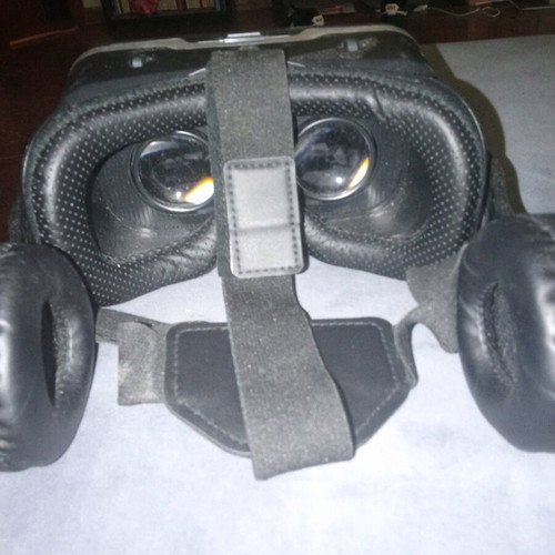 VR SHINECON VR headset for mobile with built-in headphones like new