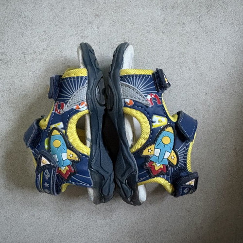 IQ Kids sandals size 19 with lights, like new