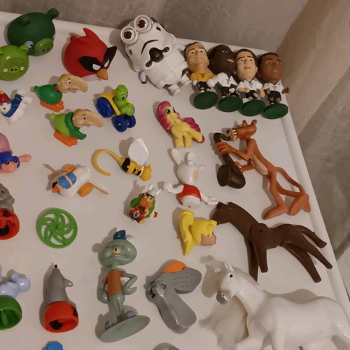 Figures used, single piece