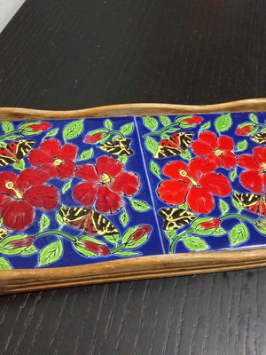 Vintage χειροποίητος ξύλινος δίσκος με ροδίτικα κεραμικά πλακάκια μεταχειρισμένος