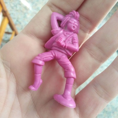 Miniature figures pack of 5, like new, colorful collectible set