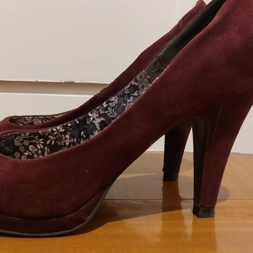 Voi Noi suede pumps like new, size 38, eggplant color