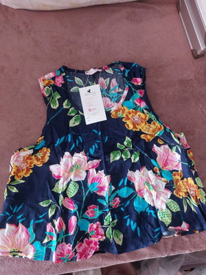 Women's sleeveless blouse new, one size