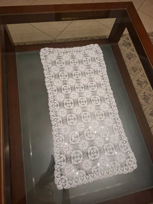 Crocheted doily set like new, 2 large and 3 small pieces