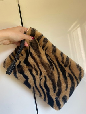 Γούνινο τσαντάκι νεσεσέρ animal print τιγρέ καινούργιο