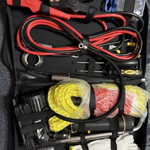 Brüder Mannesmann car emergency kit with compressor and tools