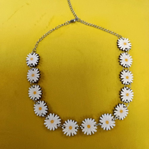 Choker with wooden daisies like new, white and yellow