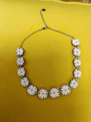 Choker with wooden daisies like new, white and yellow