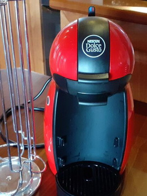 Кафемашина Krups Piccolo Dolce Gusto капсули като нова, 15 бара, червена