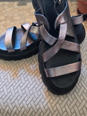 Leather sandals size 39 like new, bronze color, platform style