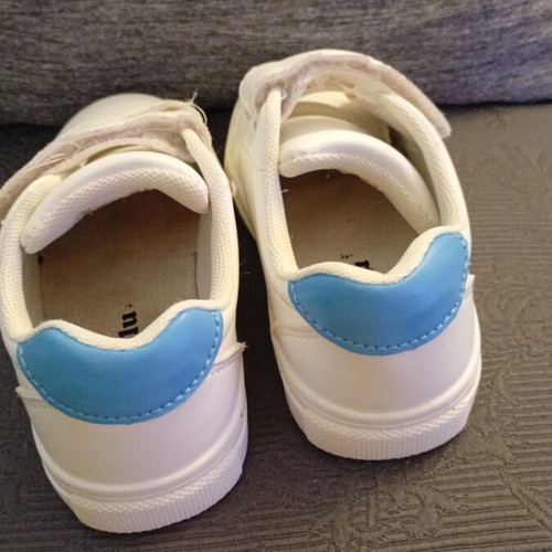 White athletic shoes size 25 with blue whale, like new