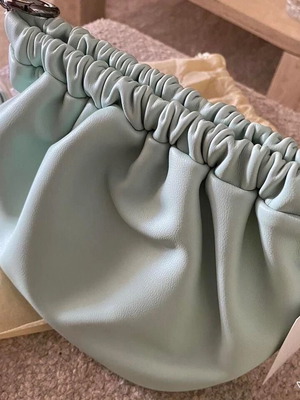 Καινουρια τσάντα «πουγκί» αξίας 180€ από luxury Korean Brand
