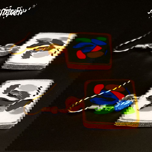 Σκουλαρίκια Άπεφθον καινούργια με πολύχρωμο σχέδιο σε λευκό φόντο