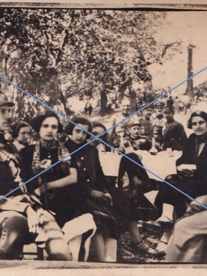 Old photo used, group at tavern, 9x14 cm