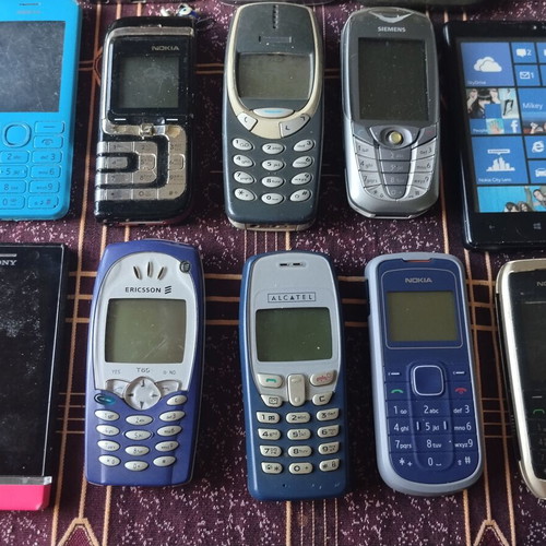 Vintage & Retro Mobile Phones Collection, pack of 32 including Nokia, Motorola, iPhone