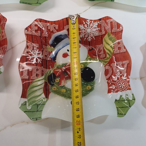 Christmas plates set of 5, new