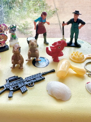 Разнообразни играчки и фигурки като нови